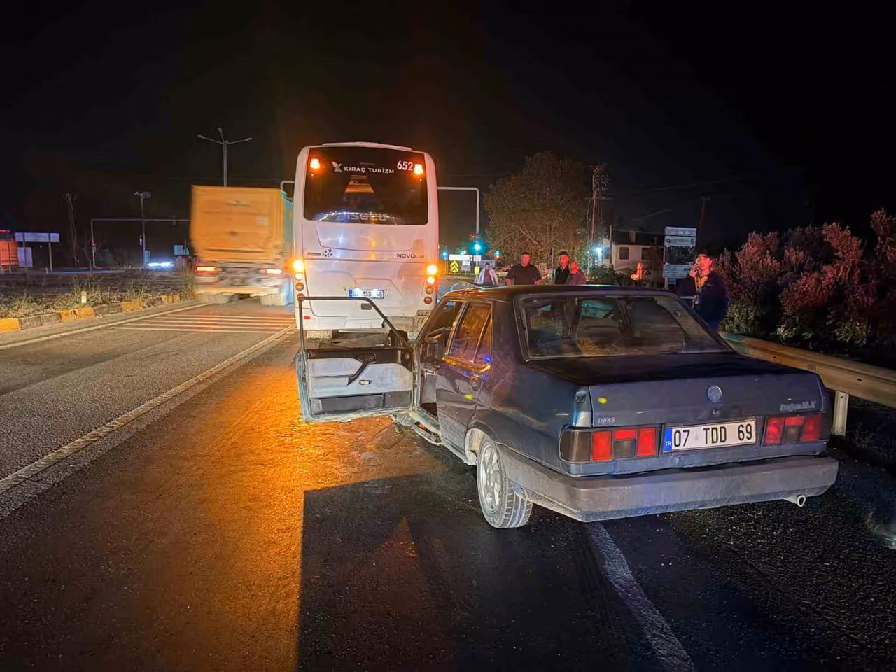 Manavgat’ta ışıkta bekleyen otobüse çarpan otomobilin sürücüsü yaralandı