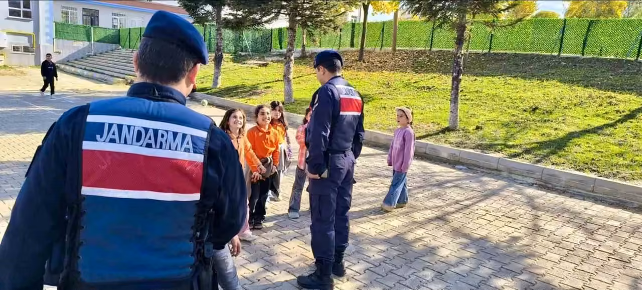 Jandarma okul çevrelerinde göz açtırmıyor