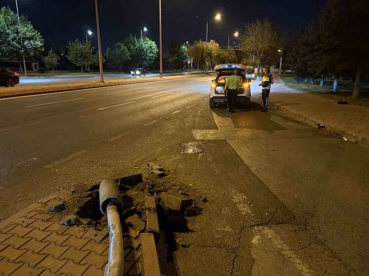 Kayseri’de otomobile ve trafik levhasına çarpan motosiklet sürücüsü 50 metre sürüklendi: 1 ağır yaralı