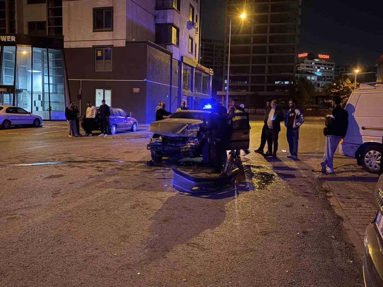 Kayseri’de otomobille çarpışan minibüs dükkana daldı: 2 yaralı