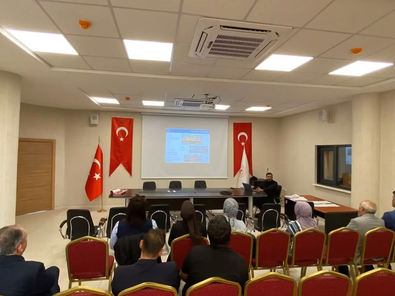 Altıntaş’ta okul idarecileri ve rehber öğretmenlere sosyal destek modeli anlatıldı