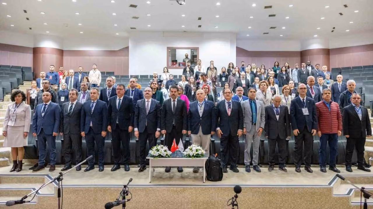 Rektör Hacımüftüoğlu, 6. uluslararası aşı bilimi kongresine katıldı