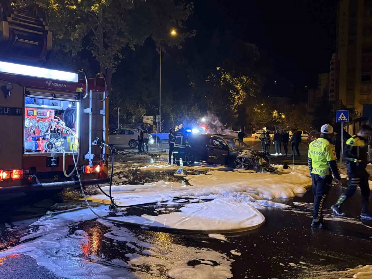 Kayseri’de park halindeki otomobile ve ağaca çarpan otomobil alev aldı: 1’i ağır, 2 yaralı