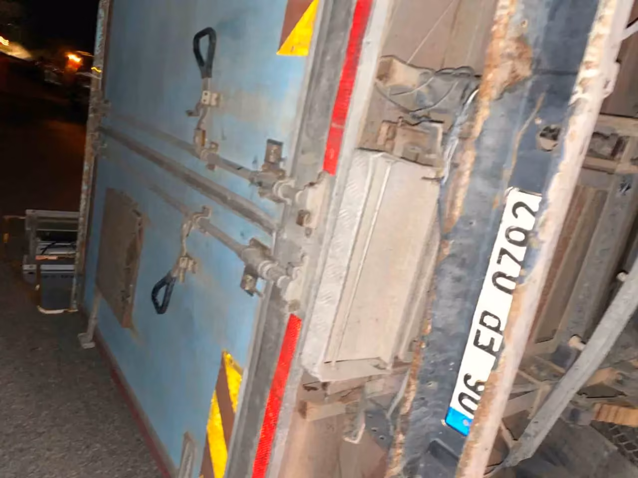 Ankara’da kamyonet kepçeye çarptı: 2 yaralı