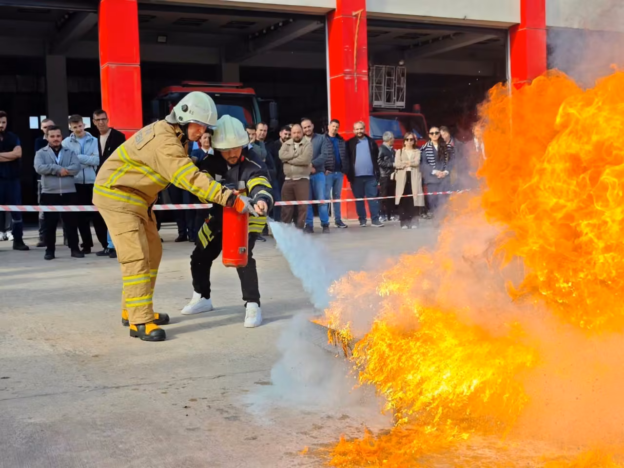 Belediye personeline yangın söndürme tatbikatı