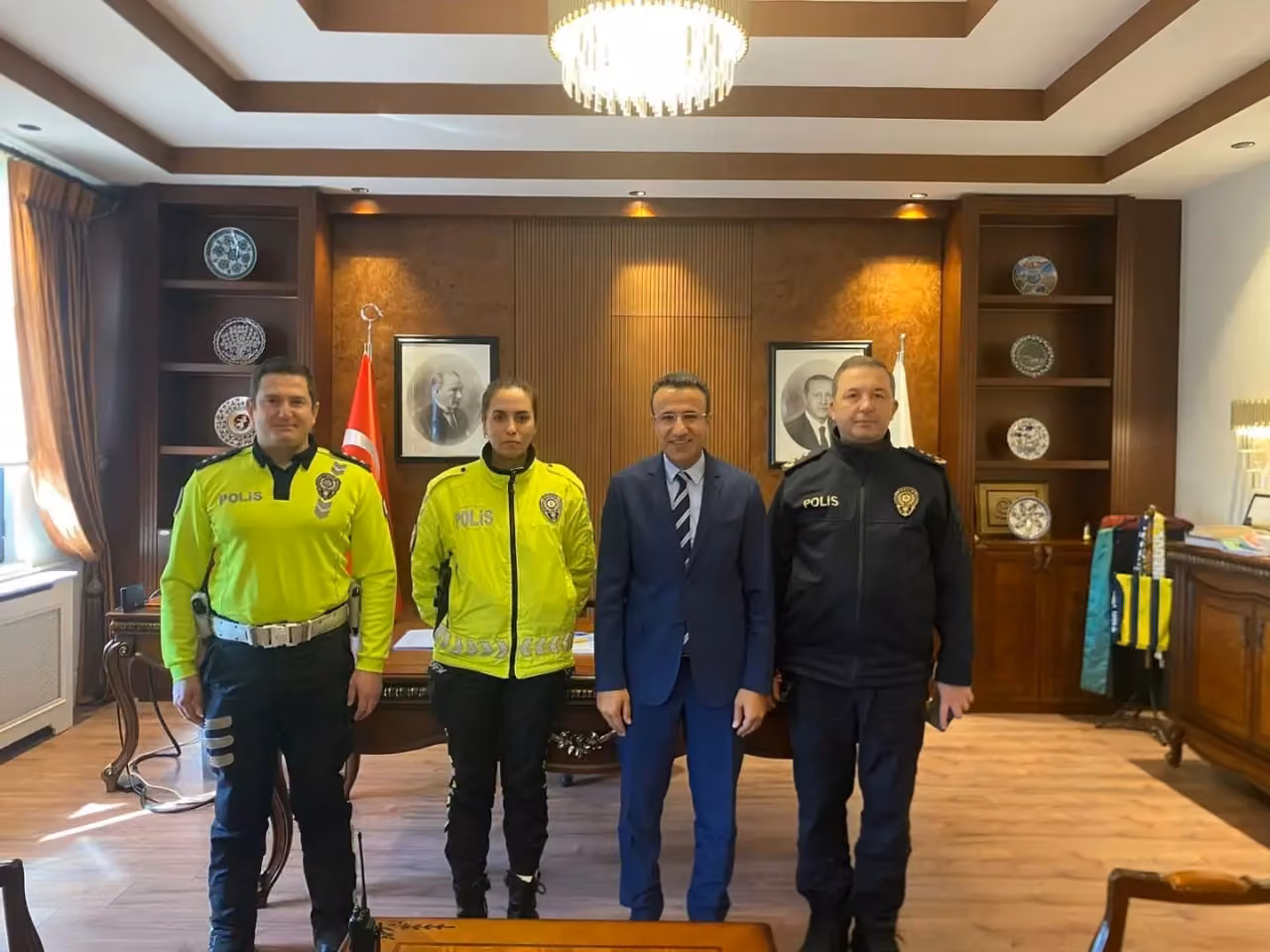 Yaralı genci yağmurdan şemsiyeyle koruyan polise başarı belgesi