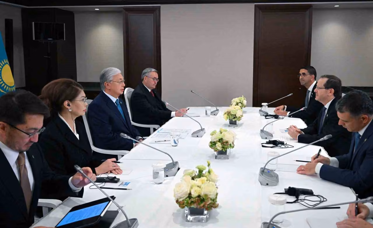 Tokayev ve Herzog, Bakü’de bir araya geldi
