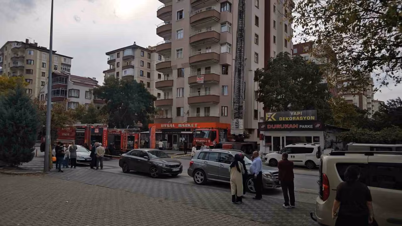 9 katlı binanın çatısında çıkan yangın söndürüldü