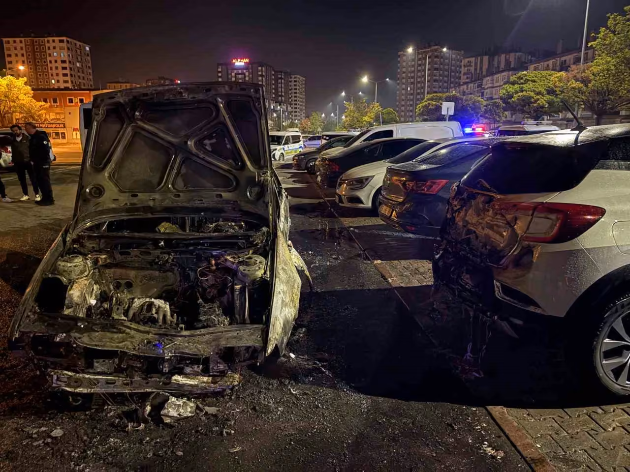 Kayseri’de kaza yapan otomobil alev aldı, park halindeki 3 araç zarar gördü: 1 yaralı