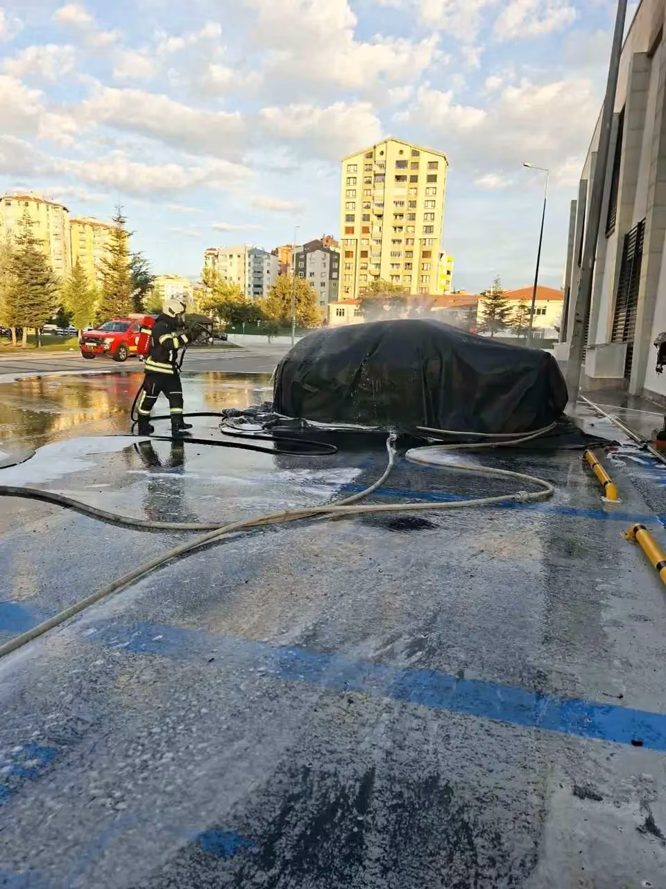 Kayseri’de elektrikli otomobil alev alev yandı