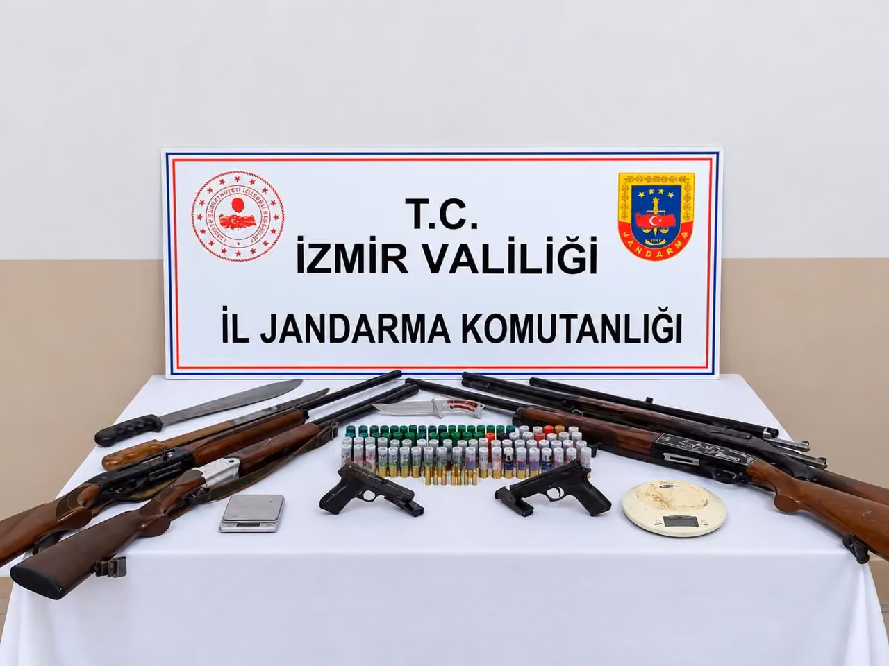 İzmir’de jandarmadan uyuşturucu ve silah operasyonu: 3 tutuklama