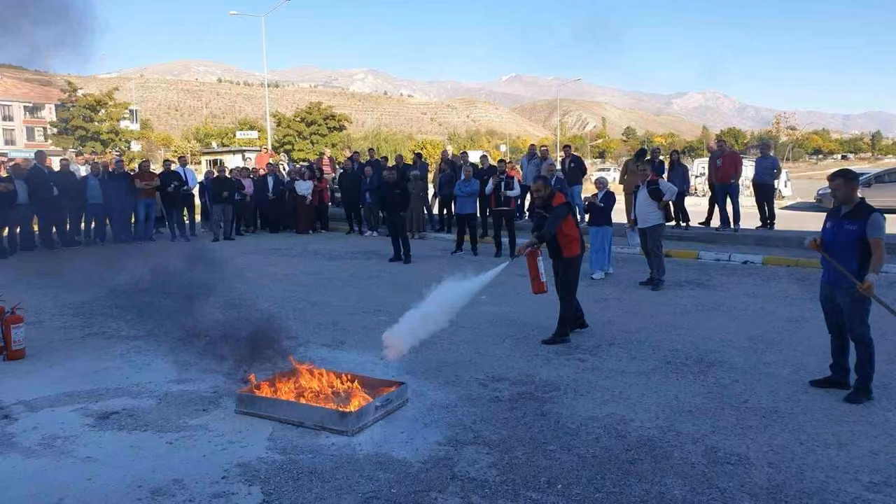 Erzincan İl Sağlık Müdürlüğü personeline yangın söndürme tatbikatı