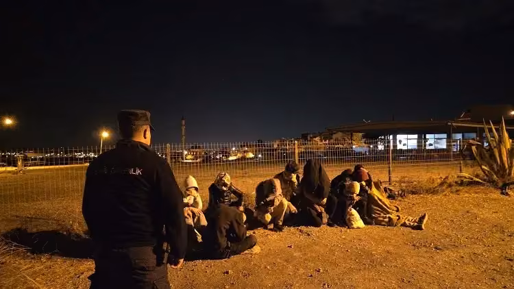 İzmir’de 8’i çocuk 15 düzensiz göçmen yakalandı