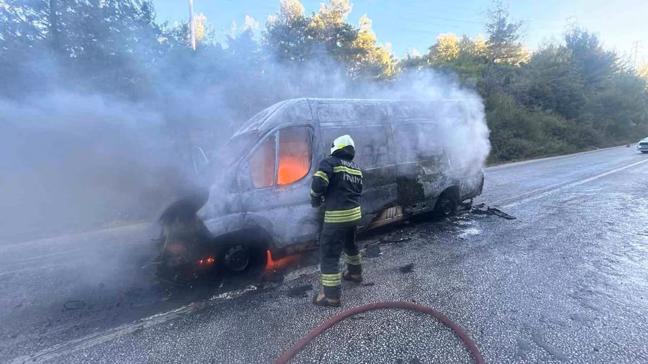 Bodrum’da okul servisi alev alev yandı