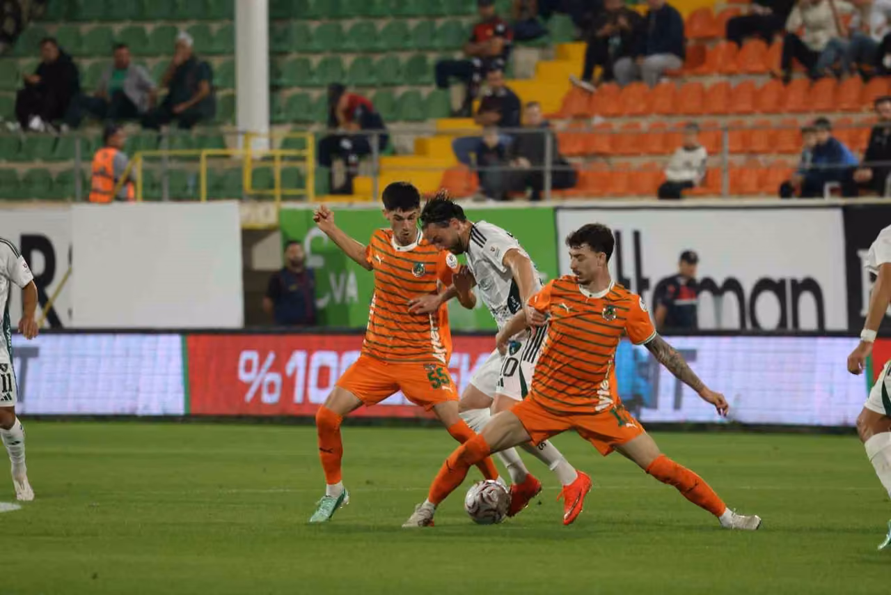 Trendyol Süper Lig: Corendon Alanyaspor: 0 - Kocaelispor: 2 (İlk yarı)