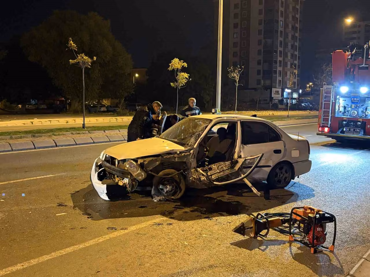 Ağaca çarpan otomobilde sıkışan sürücüyü itfaiye ekipleri kurtardı: 1 yaralı