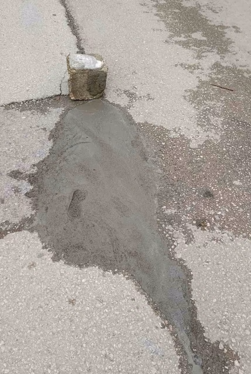 Çukurlu yolu vatandaşlar beton dökerek düzeltmeye çalıştı