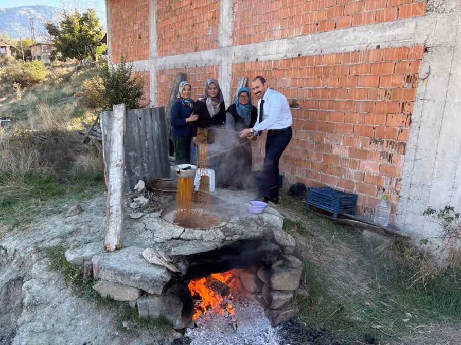 Bolu’da kaymakam ve köylüler birlikte pekmez kaynattı