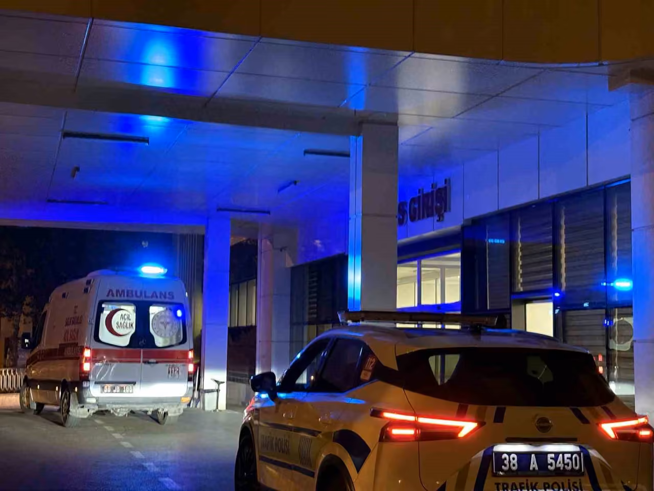 Kayseri’de otomobile ve trafik levhasına çarpan motosiklet sürücüsü 50 metre sürüklendi: 1 ağır yaralı