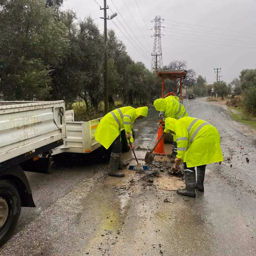 Muğla Büyükşehir Belediyesi ekipleri yağmur mesaisinde