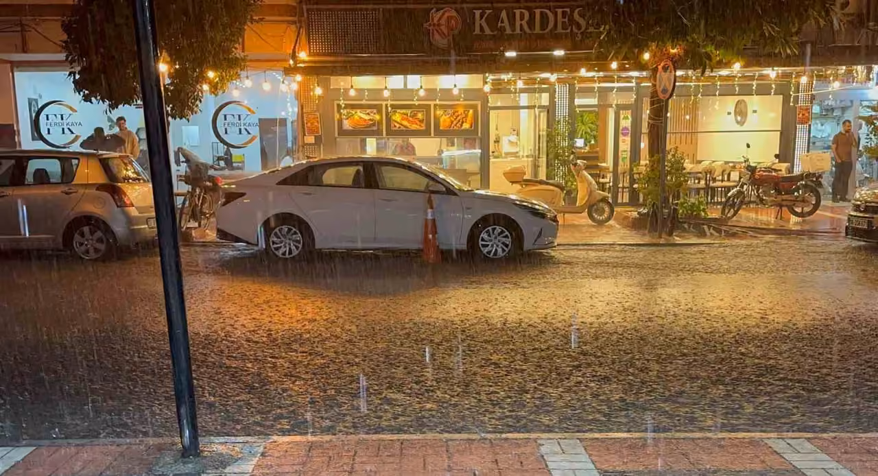 Mersin’de 1 saatlik yağmur taşkına neden oldu