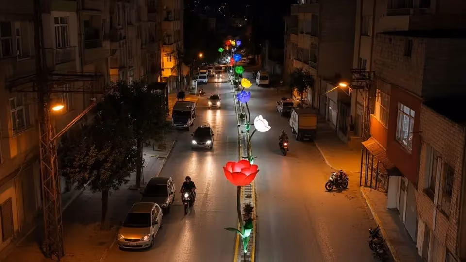 Kilis’te Dereboyu Caddesi yeni aydınlatmalarıyla ışıl ışıl oldu