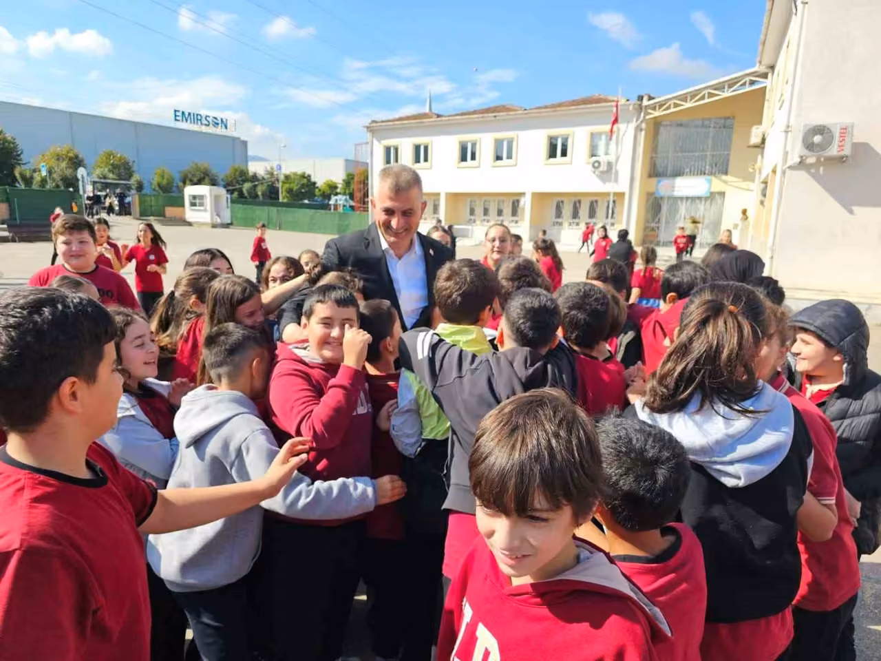 Gölcük’te yıkım kararı verilen okul için 4 sınıflı prefabrik yapı kuruldu