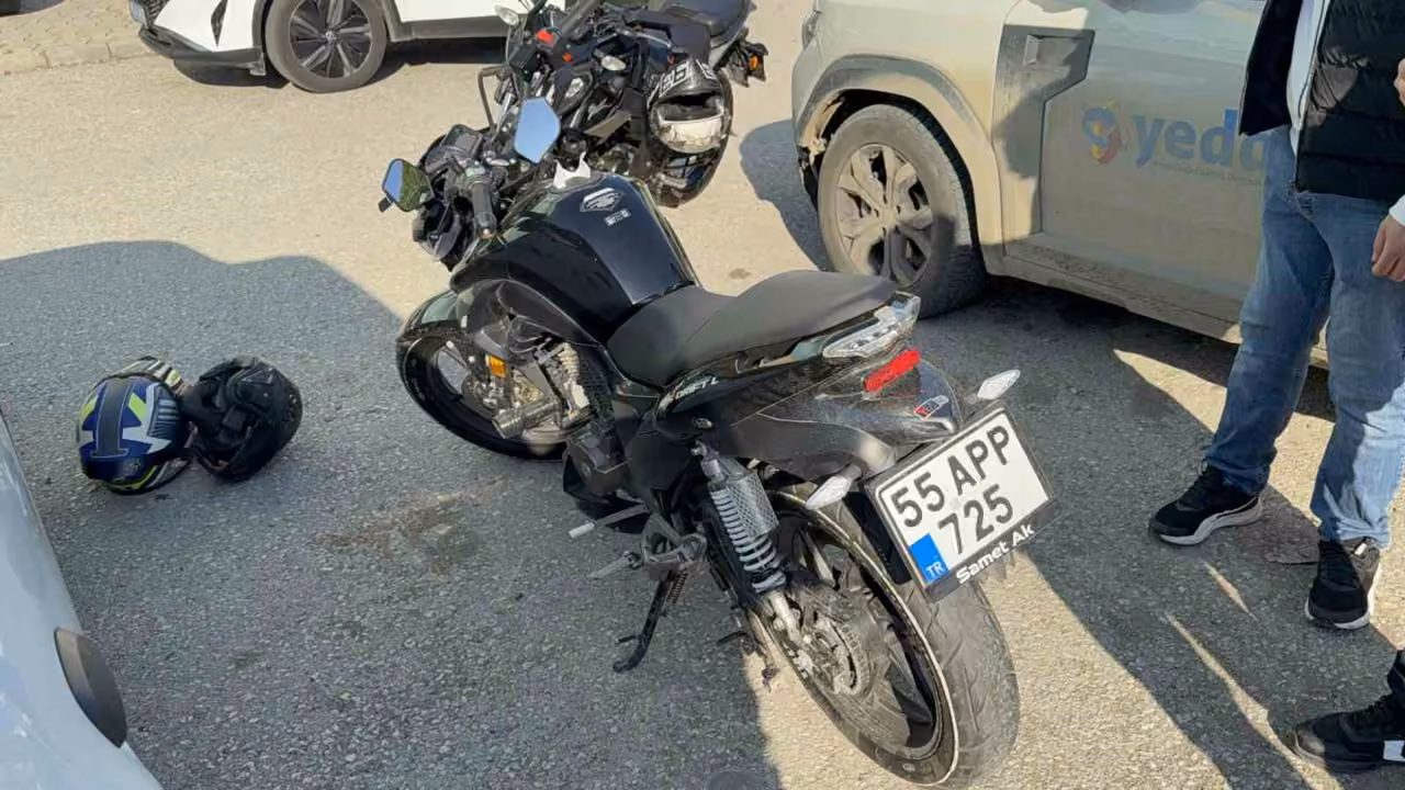 Atakum’da motosiklet otomobil lle çarpıştı: 1 yaralı