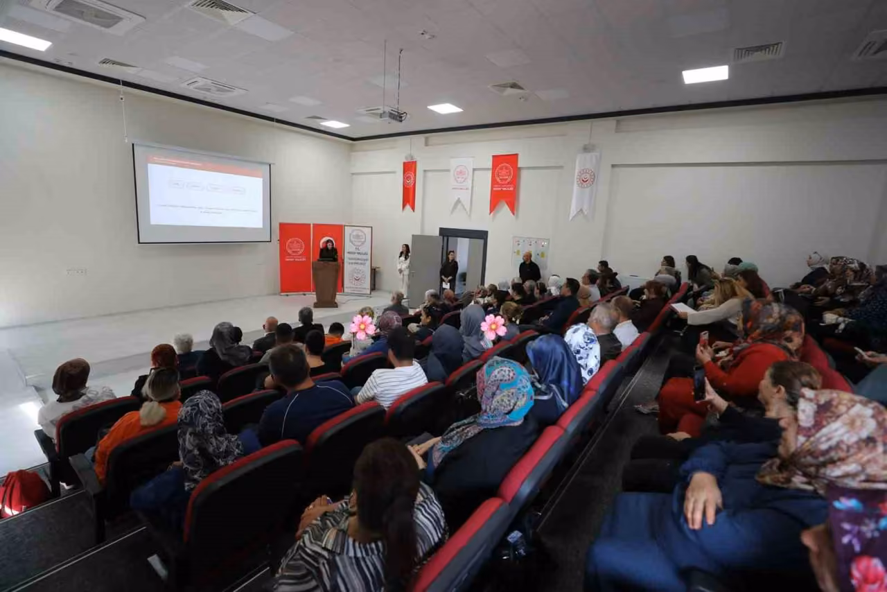 Hatay’da koruyucu ailelere çocuklarla iletişim eğitimi verildi
