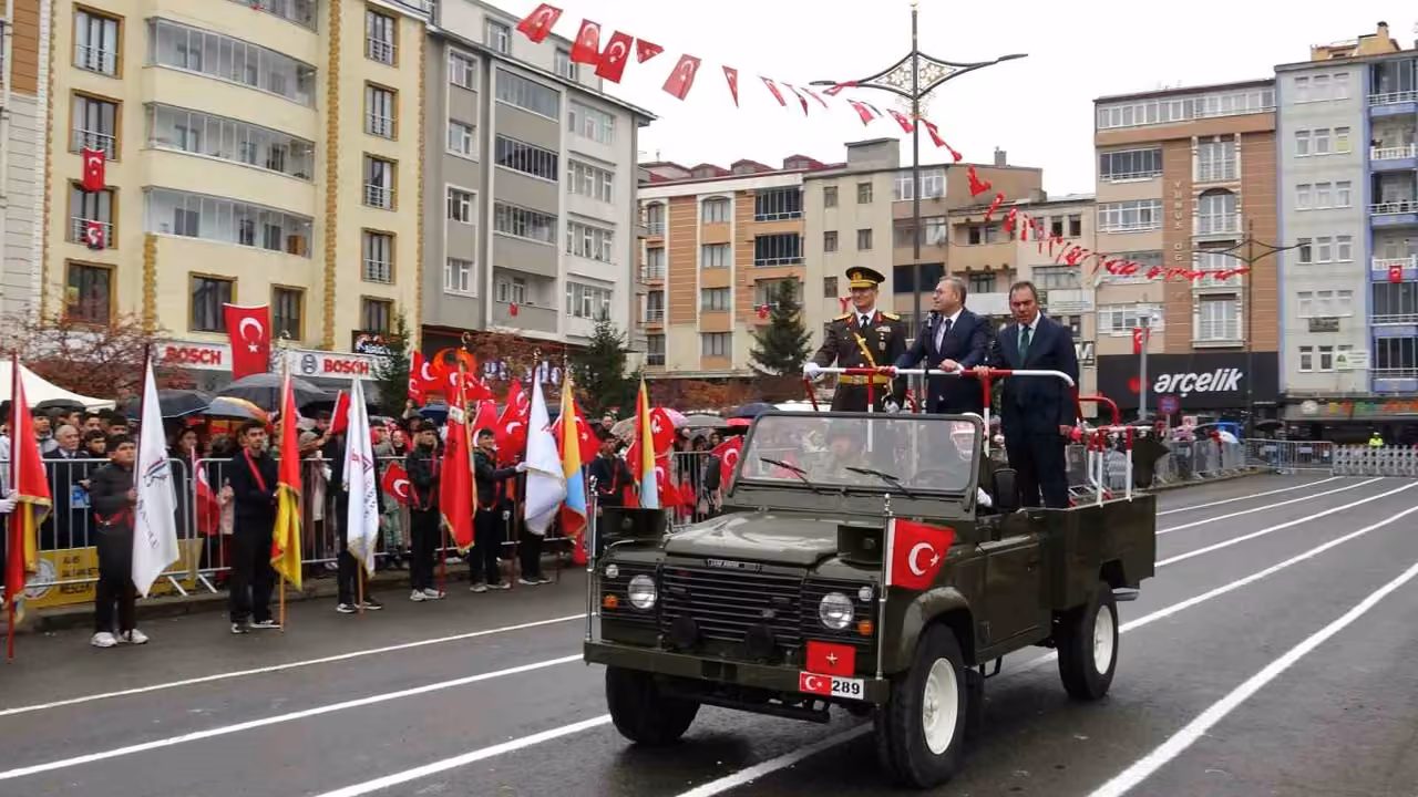 Kars’ta Cumhuriyet’in 103. yılı yağmur altında coşkuyla kutlandı