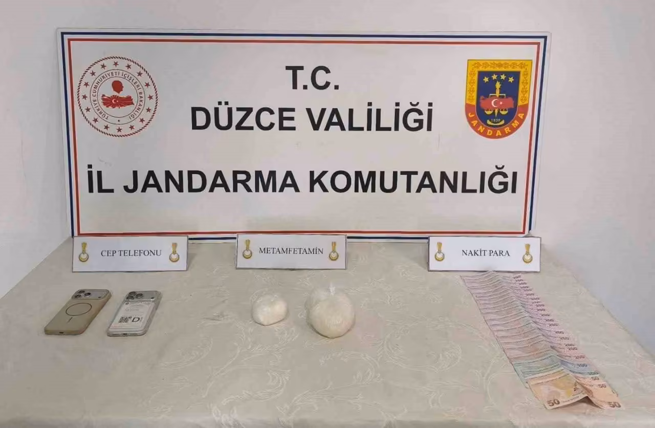 Araçta gizli bölmede uyuşturucuya 2 gözaltı