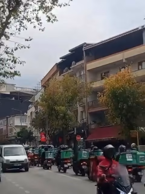 Bursa’da yüzlerce motokurye, vefat eden arkadaşları için konvoy yaptı