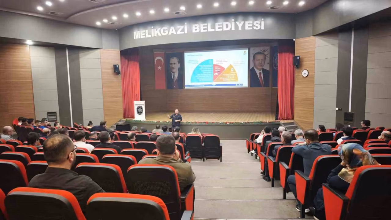 Melikgazi Belediyesi personeline ‘Afet Farkındalık Eğitimi’