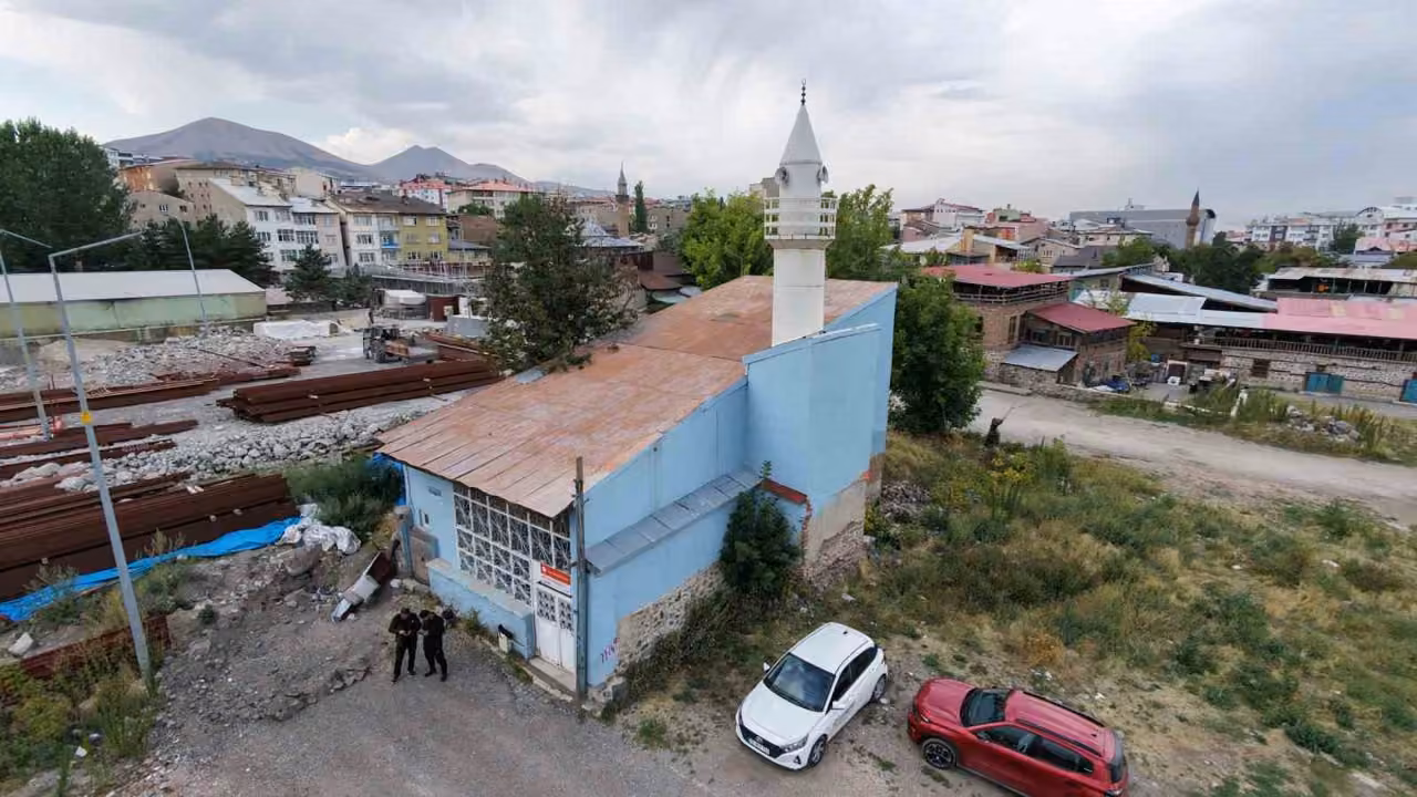 Evden bozma cami, kentsel dönüşümün ortasında zamana direniyor