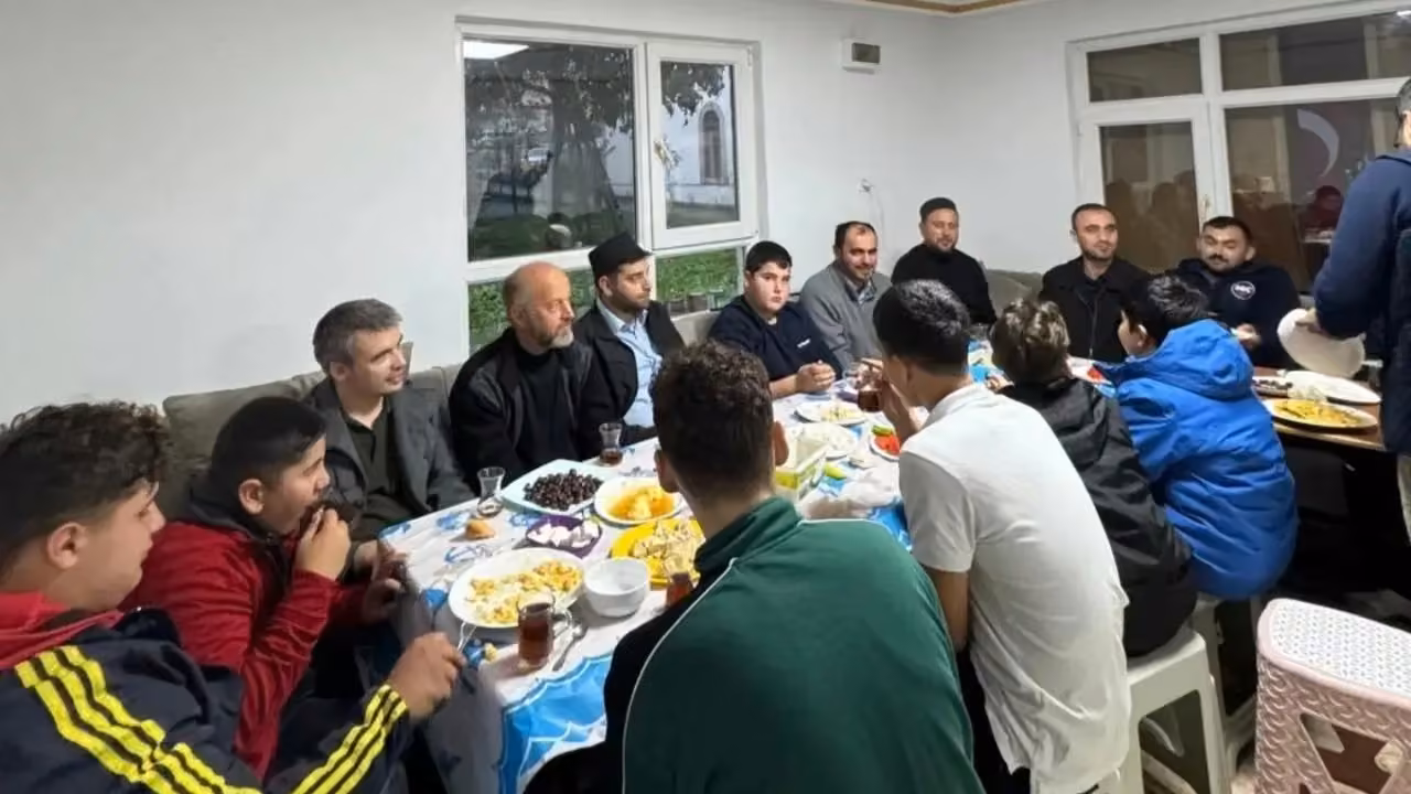 Sinop’ta gençler sabah namazı ve kahvaltıda buluştu
