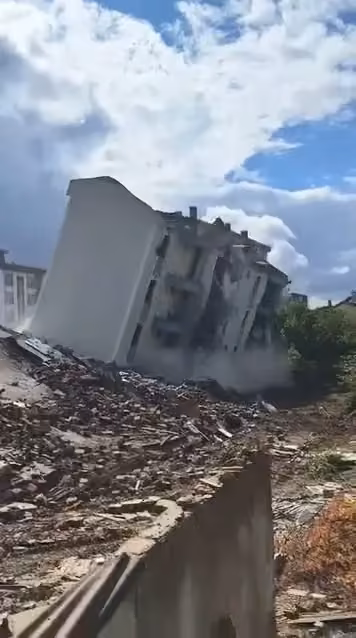 Elazığ’da ağır hasarlı bina, tek dokunuşla yerle bir oldu