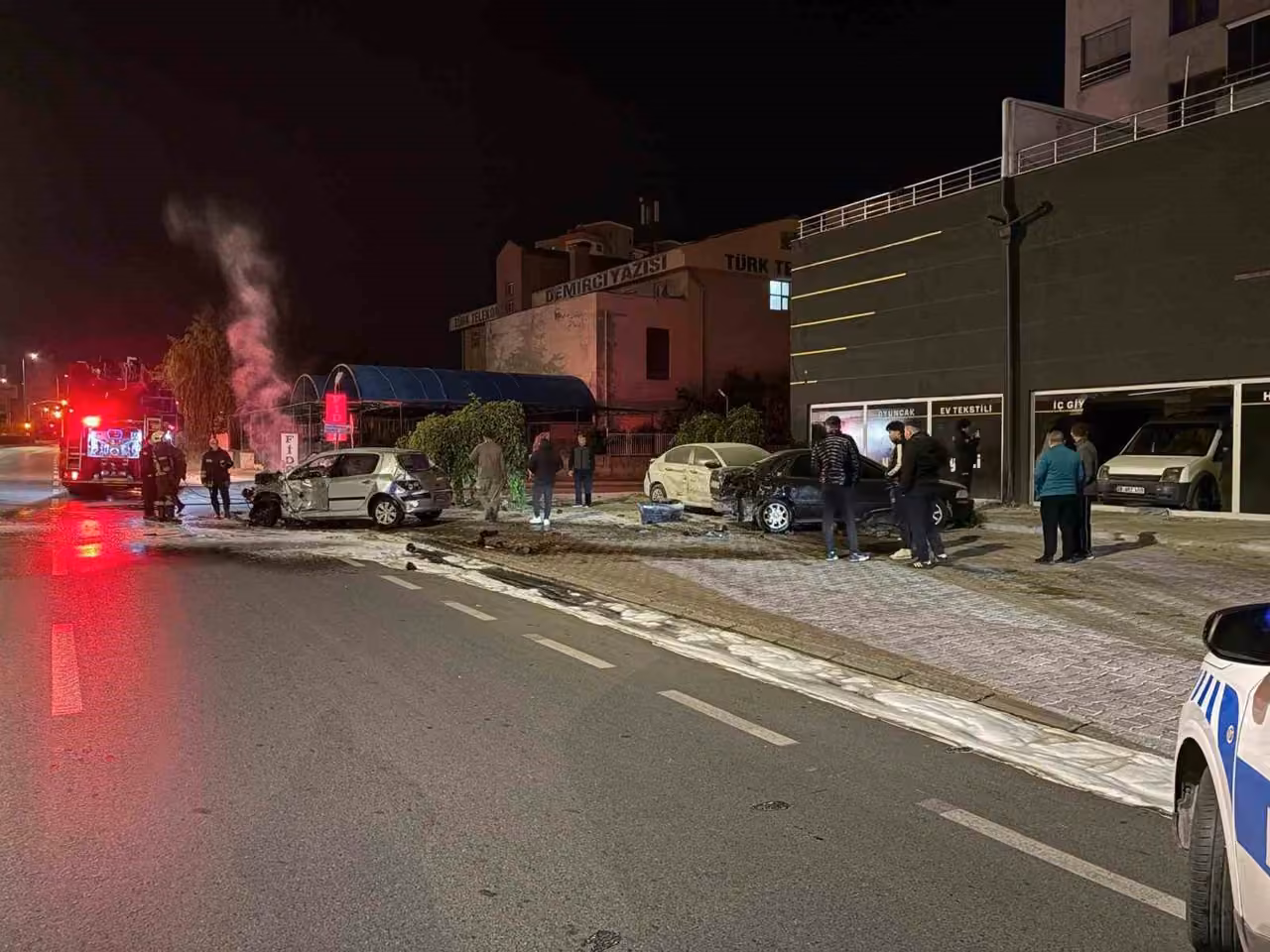 Kayseri’de park halindeki 3 araca çarpan otomobil, alev aldı: 2 yaralı