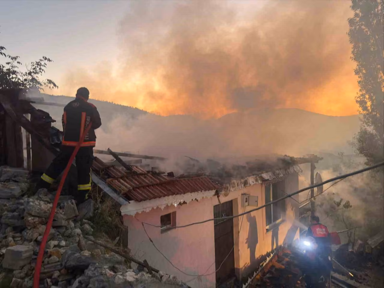 Akrabasını yakarak öldürmeye çalıştığı iddia edilen şahıs tutuklandı