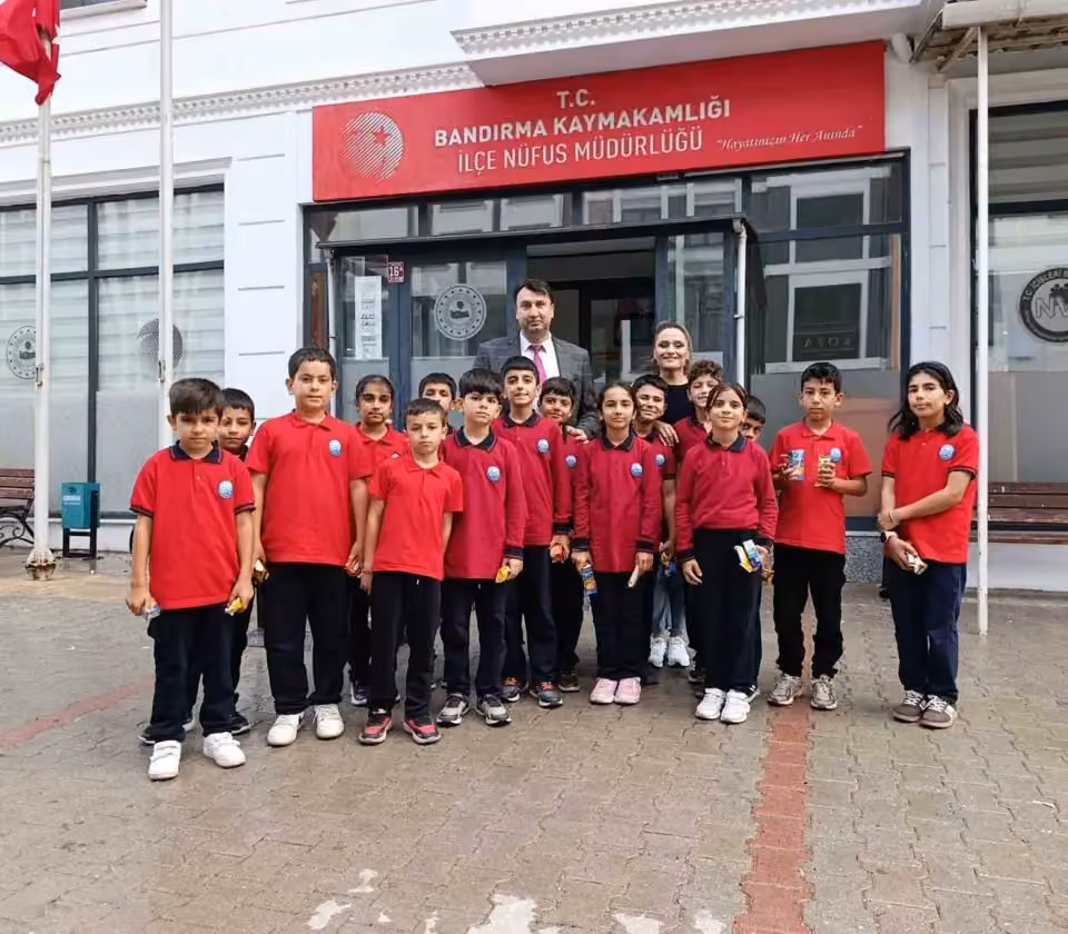 Minik öğrencilerden emniyet ve nüfus müdürlüğüne eğitim gezisi