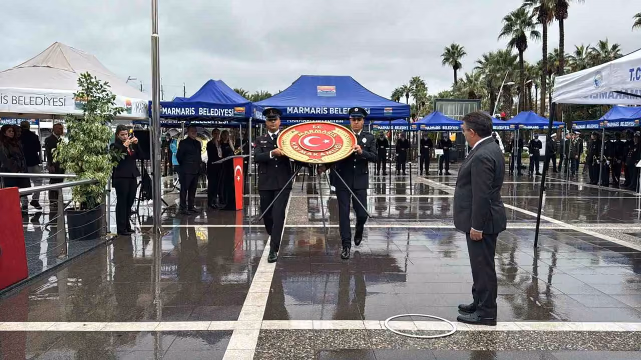Marmaris’te Cumhuriyet Bayramı çelenk sunma töreni sağanak altında yapıldı