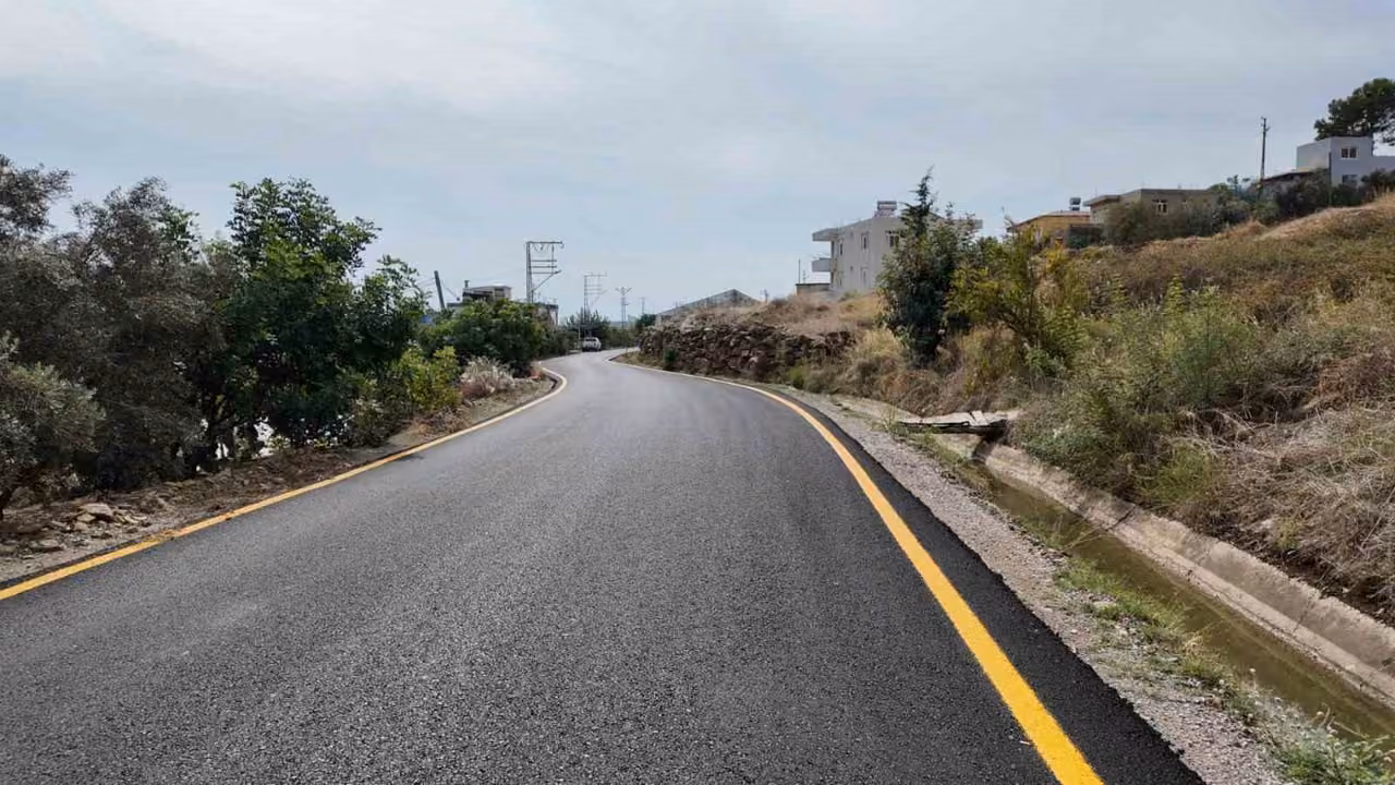 Aydıncık ve Gülnar’da yollar sıcak asfaltla yenilendi