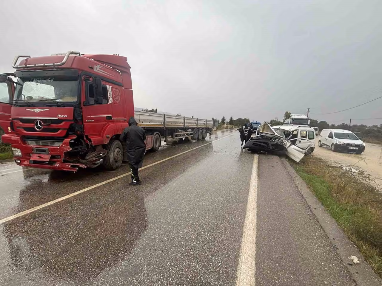 İzmir’de tır ile kamyonet çarpıştı: 1 ölü 1 yaralı