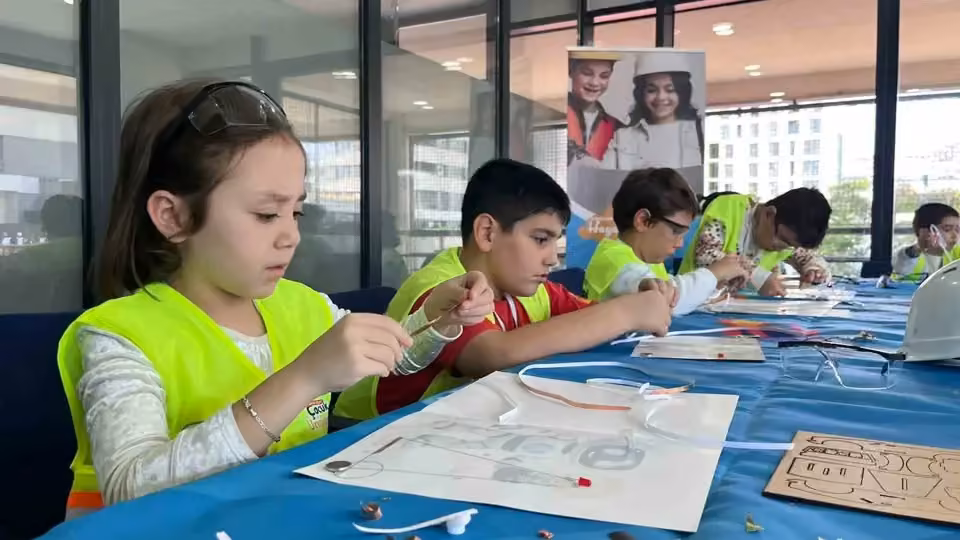Esenyurtlu çocuklar Hayal Fabrikası’nda bilim ve sanatla buluşuyor