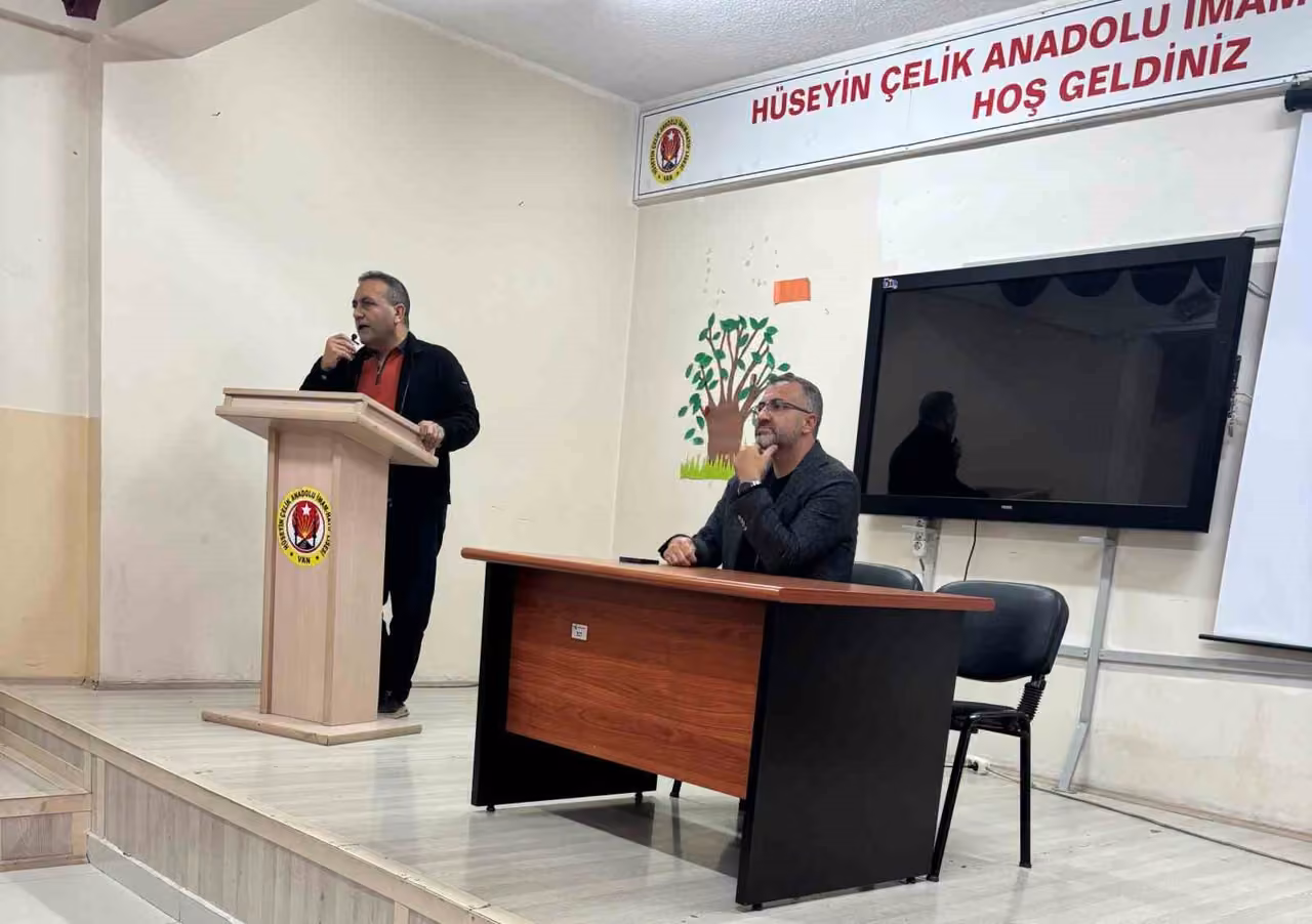 Tuşba Hüseyin Çelik Kız Anadolu İmam Hatip Lisesinde veli toplantısı yapıldı