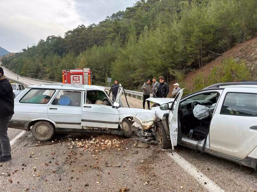 Kozan’da trafik kazası: 1 ölü, 2 yaralı