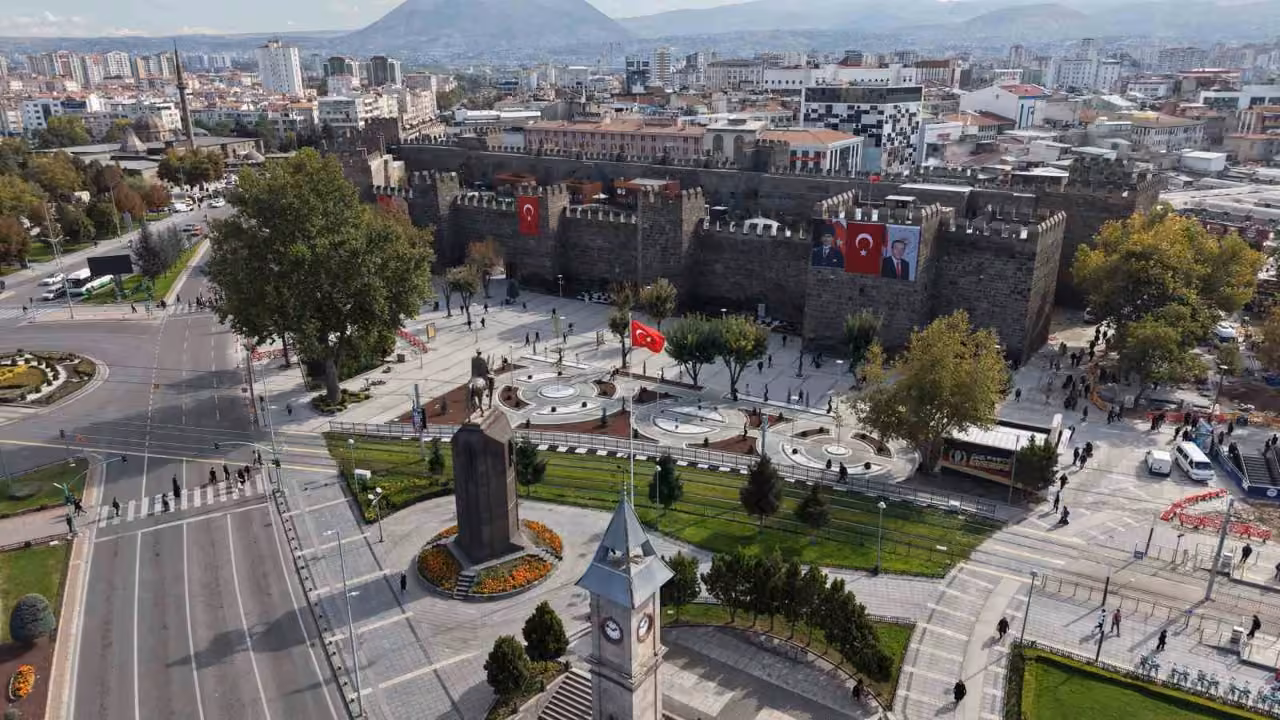 Cumhuriyet Meydanı’nın çehresi değişiyor