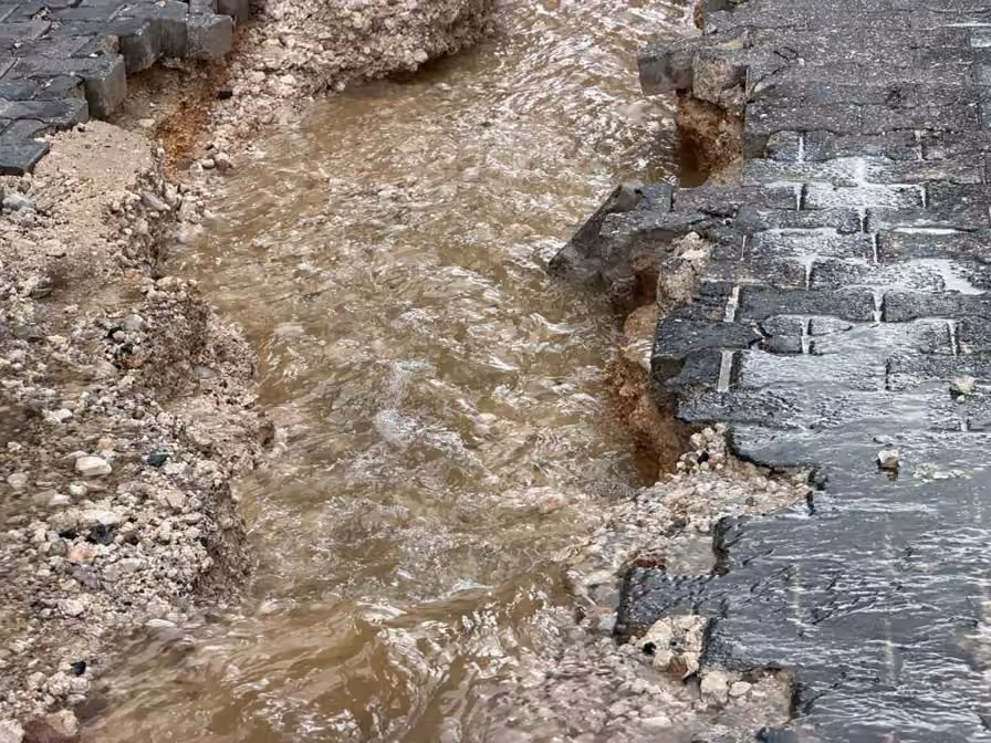 Mazıdağı’nda şiddetli yağışın ardından yollar çöktü