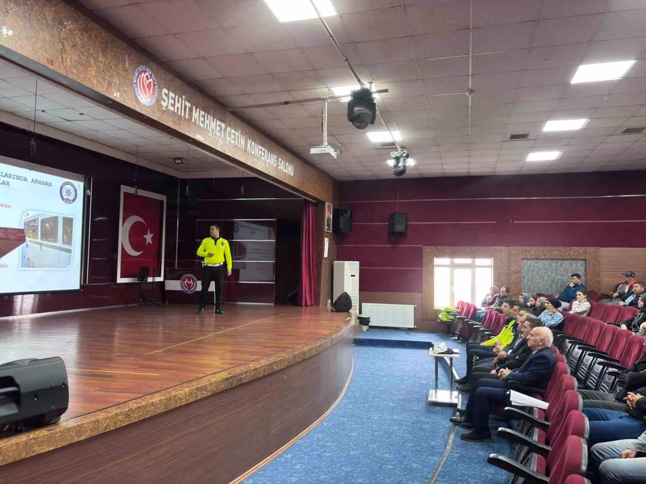 Uşak’ta okul servisi sürücülerine trafik güvenliği eğitimi