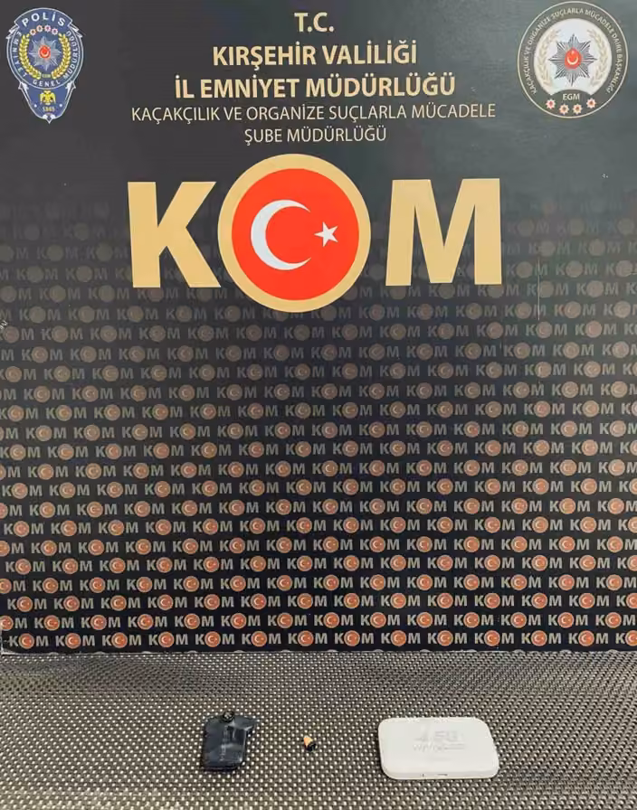 Sürücü belgesi sınavında kopya düzeneğiyle yakalandılar