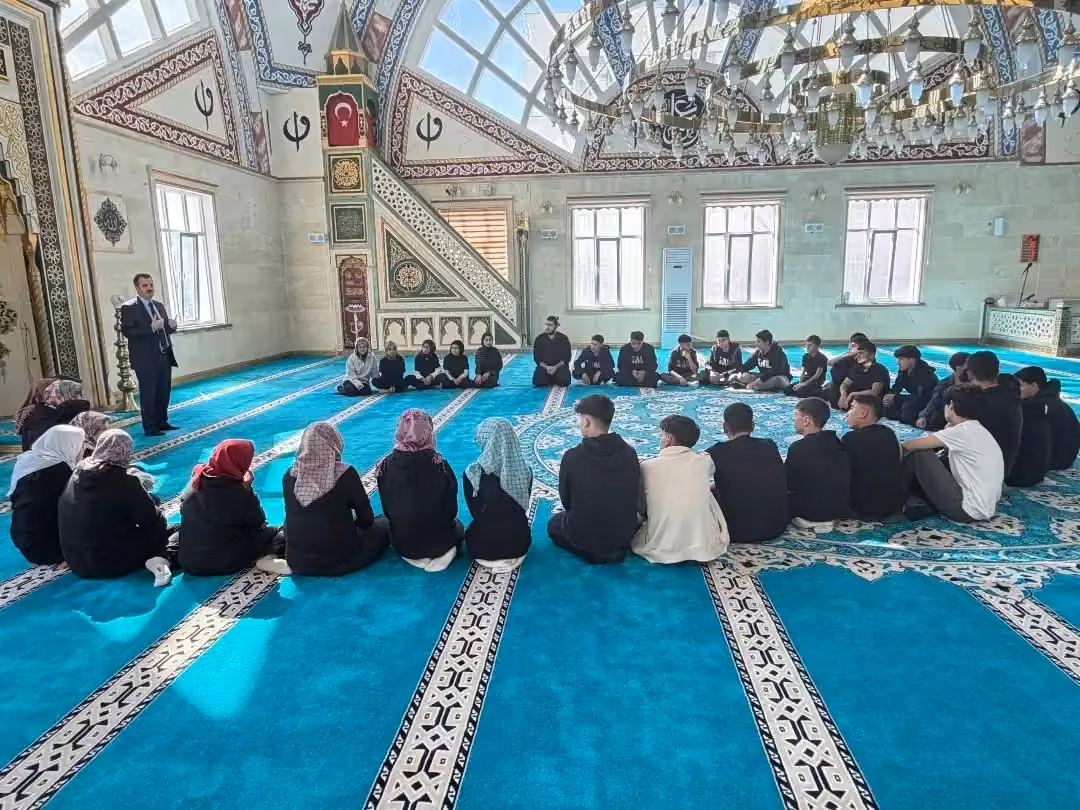 Selendi’de gençler cami çatısı altında buluştu